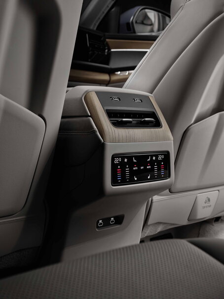 Audi Q7 achterbank klimaatregeling met houten accenten en USB-C laadpoorten.