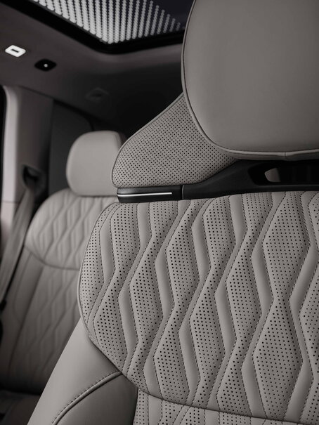 Luxe geperforeerde lichtgrijze lederen Audi Q7 stoelen met diamantstiksel en zonnedak.