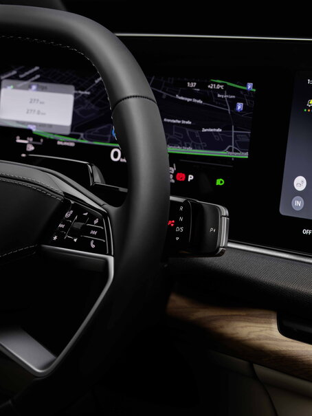 Audi Q7 stuurwiel met digitale cockpit en geÃ¯ntegreerd navigatiesysteem.
