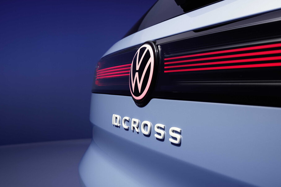 Achterzijde van de lichtblauwe Volkswagen ID.Cross met opvallend logo en LED-verlichting.