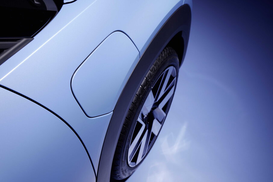 Close-up van de gesloten laadpoort klep op een blauwe Volkswagen ID.Cross SUV.