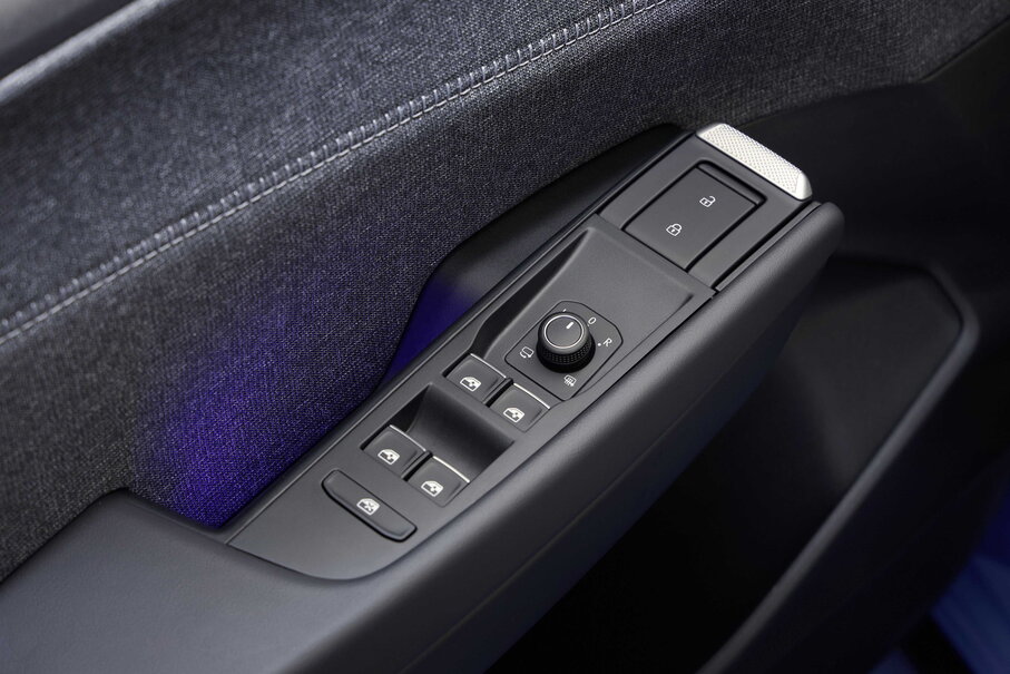 Volkswagen ID.Cross interieur met gedetailleerde raam- en spiegelbediening.