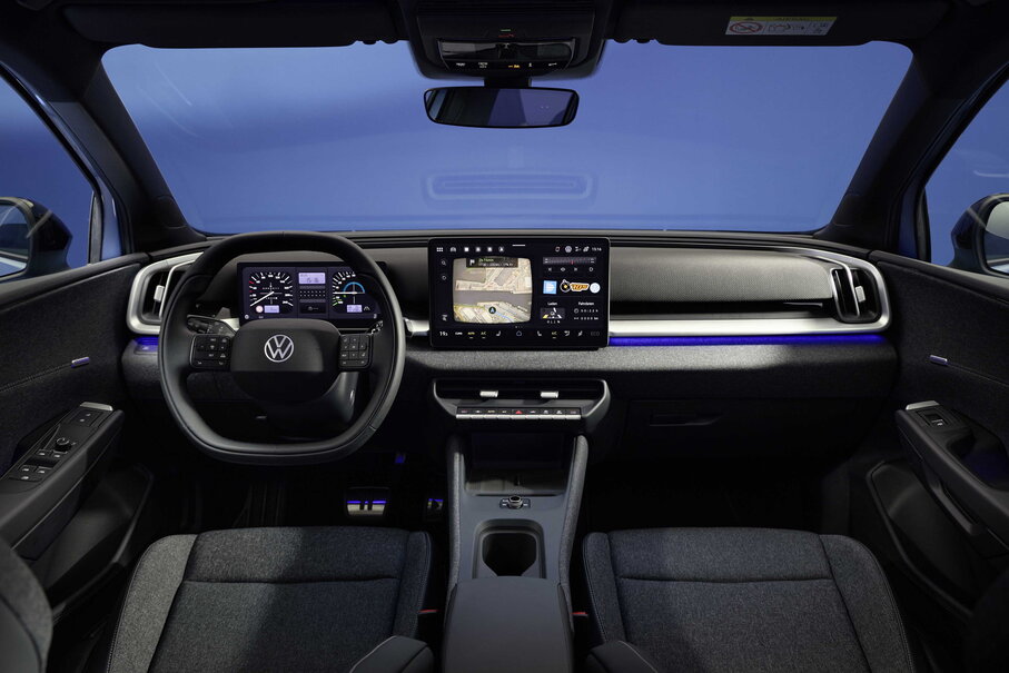 Ruim interieur van de Volkswagen ID.Cross met groot centraal infotainmentscherm en blauwe accentverlichting.