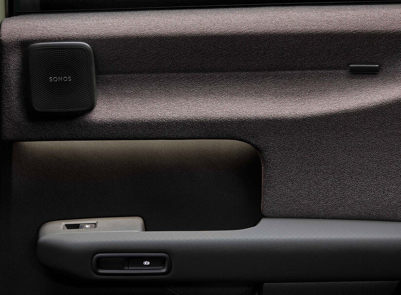 Gedetailleerd Audi A2 E-Tron deurpaneel met een geÃ¯ntegreerde Sonos audiospeaker.