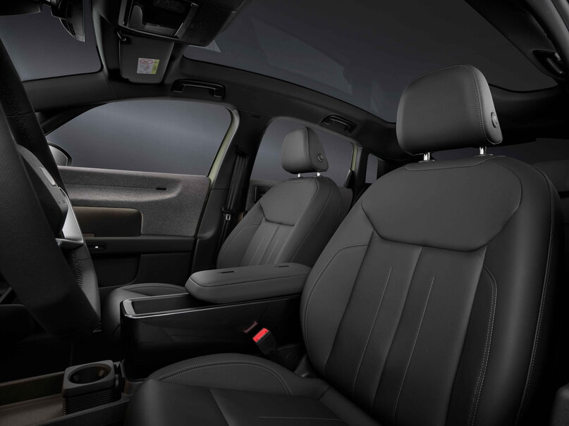 Comfortabele zwarte lederen stoelen en een panoramisch dak in de Audi A2 E Tron.
