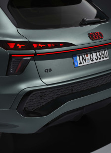 Close-up van de LED-achterlichten en achterbumper van de Audi Q3 2025