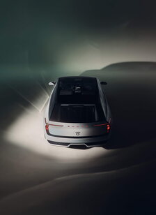 Achteraanzicht van de zilveren Skoda Vision O conceptauto, met kenmerkende rode verlichting en modern design.