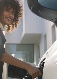 saloncondities 2026 Audi vrouw laadt elektrische of hybride wagen