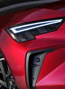 Rode Seat Ibiza met opvallende, moderne LED koplampen aan de voorkant.