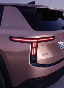 Škoda Peaq bij zonsondergang schuin achteraan close-up