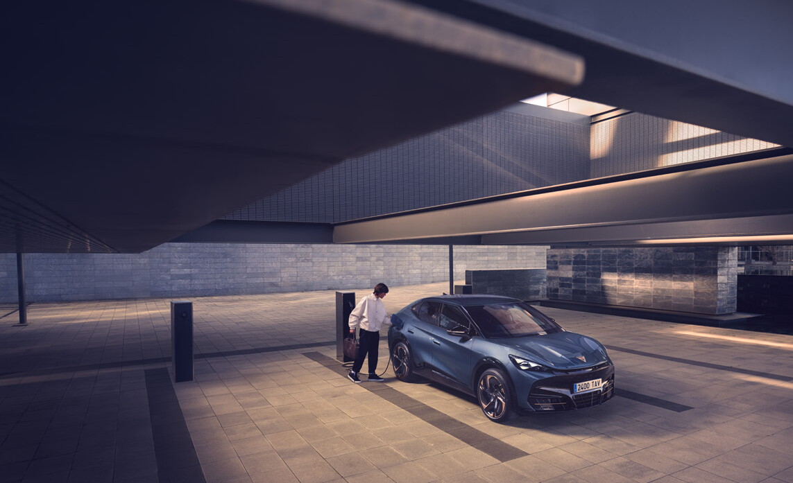 Groep Thoen CUPRA Tavascan parking