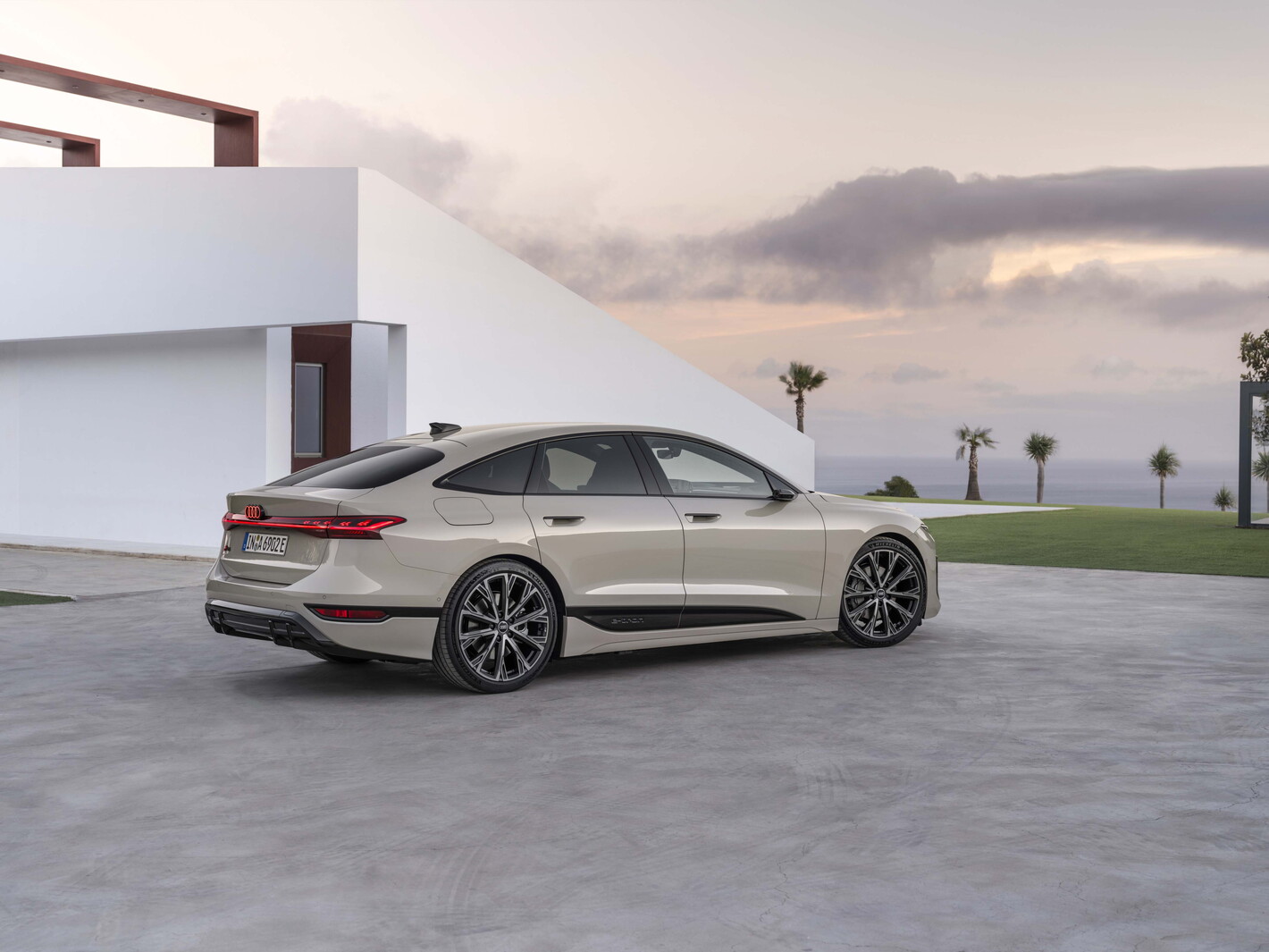Groep Thoen Audi A6 e-tron sedan exterieur zijkant