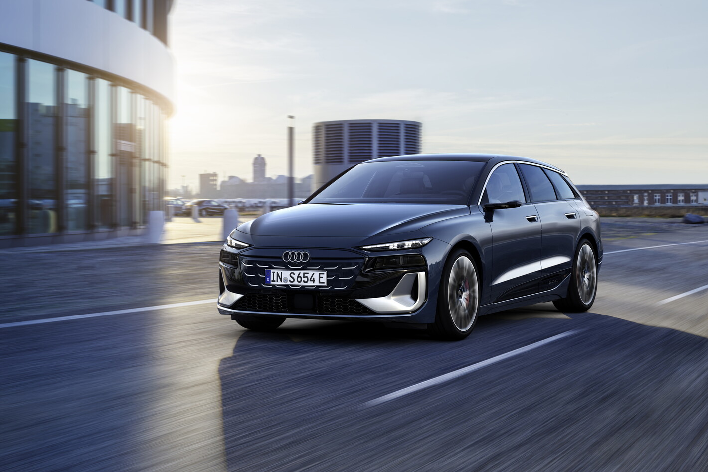 Groep Thoen Audi S6 e-tron Avant city driving scene