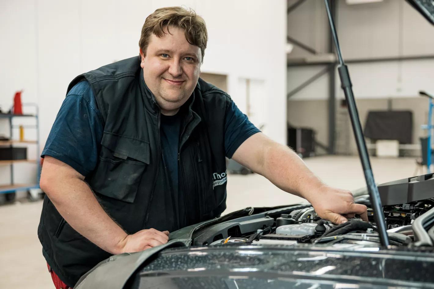 Groep Thoen Technieker werkt aan auto
