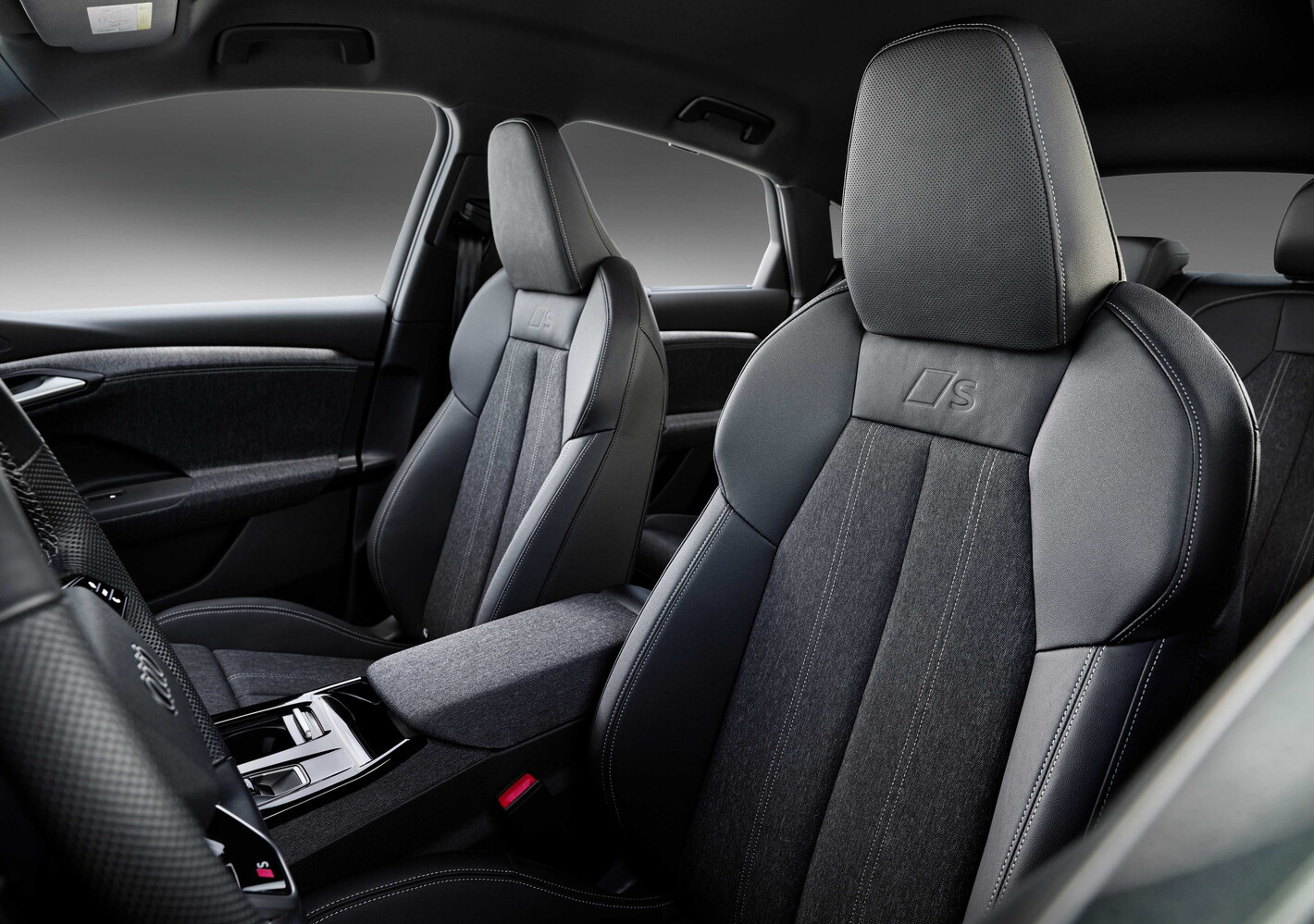 Groep Thoen Audi Q6 Sportback e-tron interior black driver seat