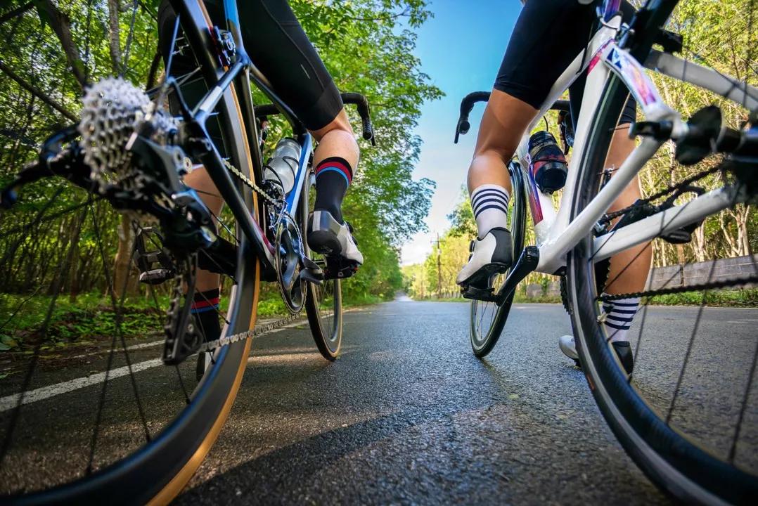2 fietsers, dakdrager