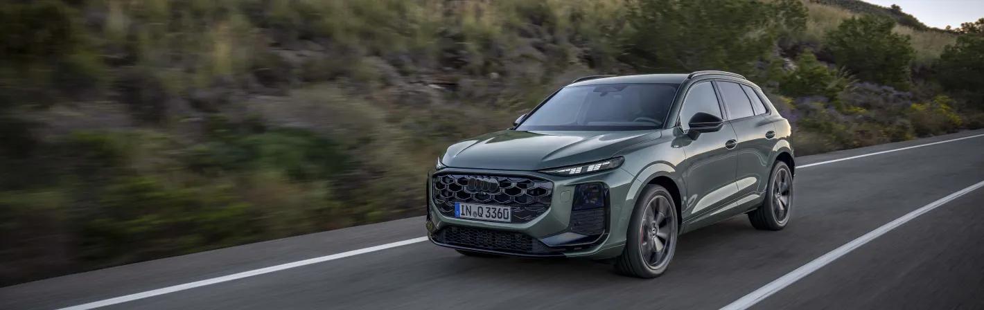 De Audi Q3 2025 rijdt op een open weg, linksvoorzicht