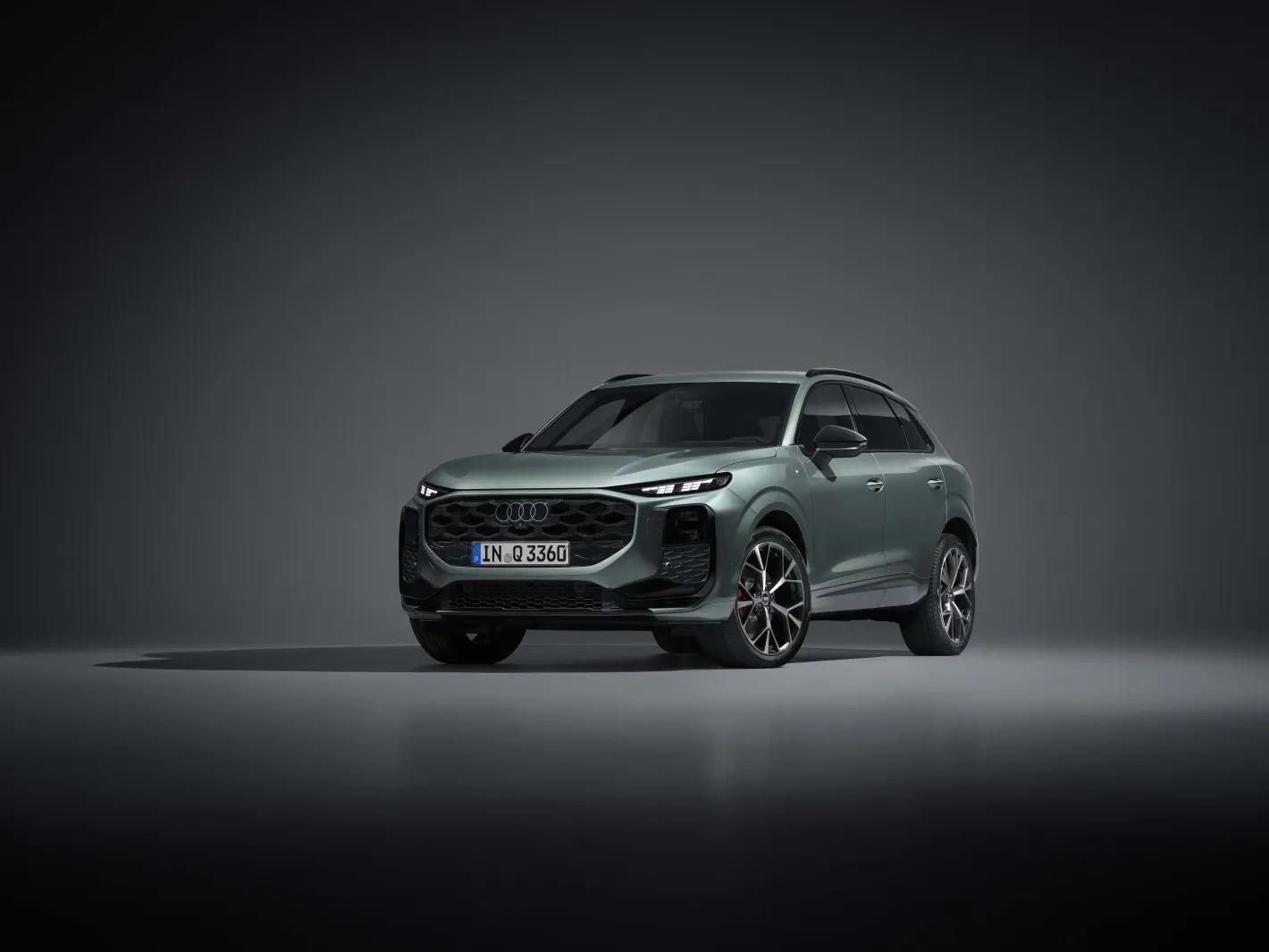 Frontaal zicht op de Audi Q3 2025 in studioverlichting