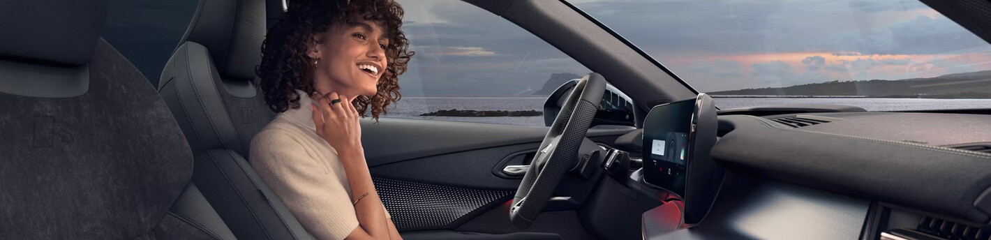 lachende vrouw achter stuur van de nieuwe audi Q3 