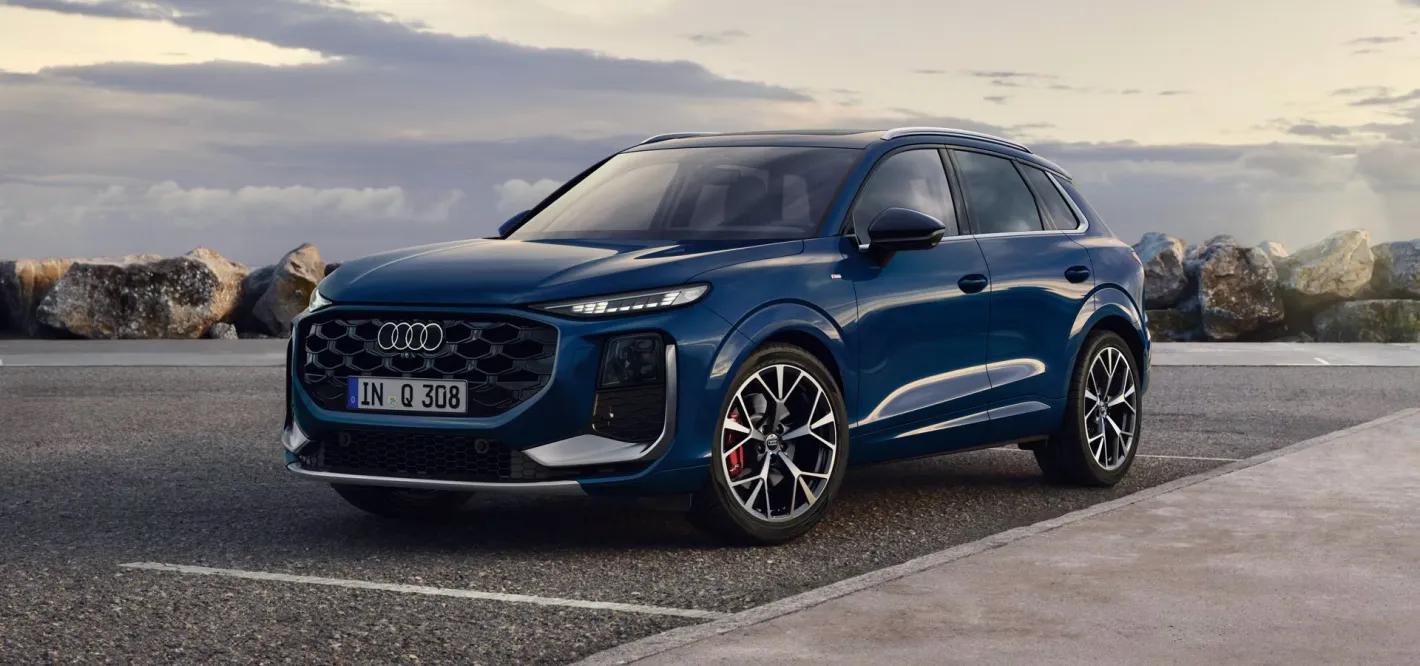 nieuwe audi Q3 2025 in het blauw op een parking