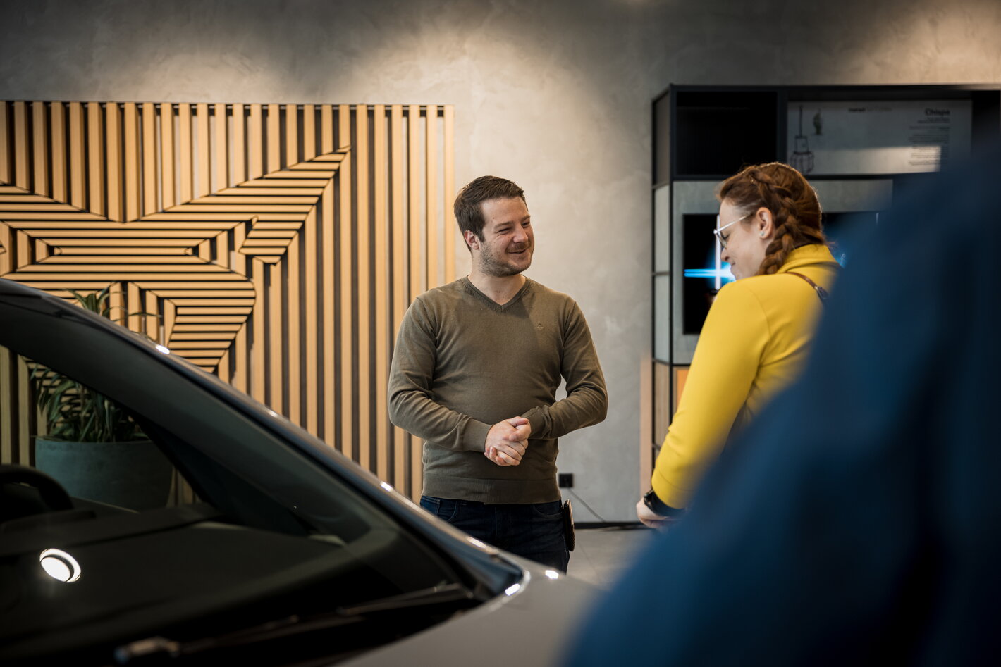 Groep Thoen sales advisor met klant