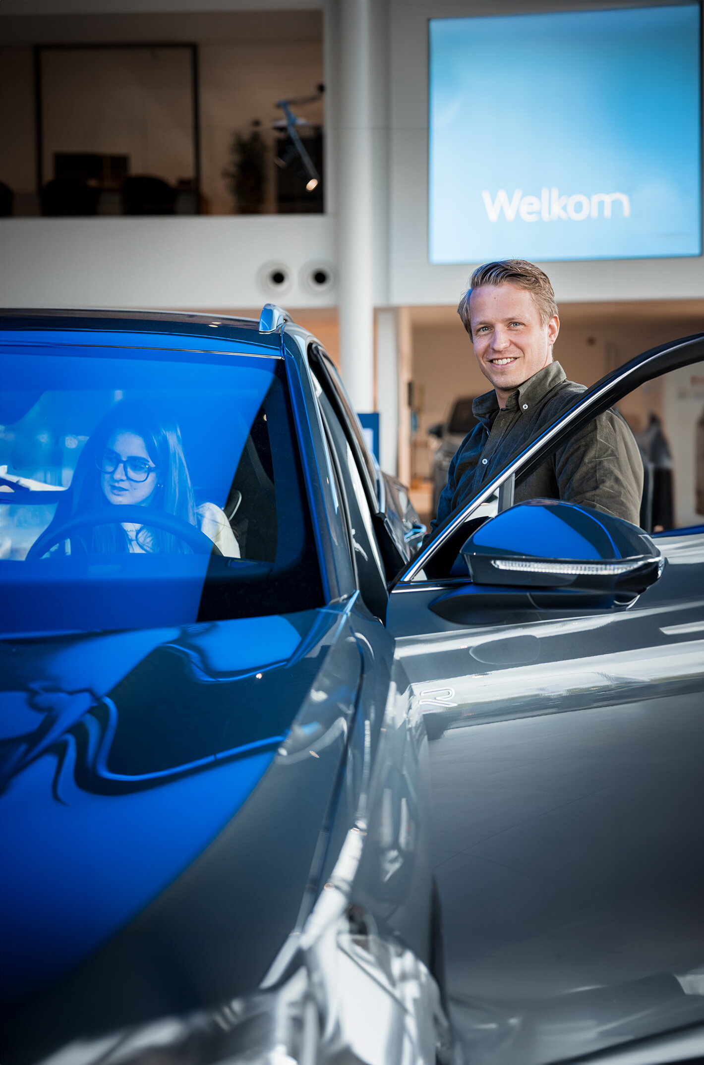 Groep thoen sales advisor met klant