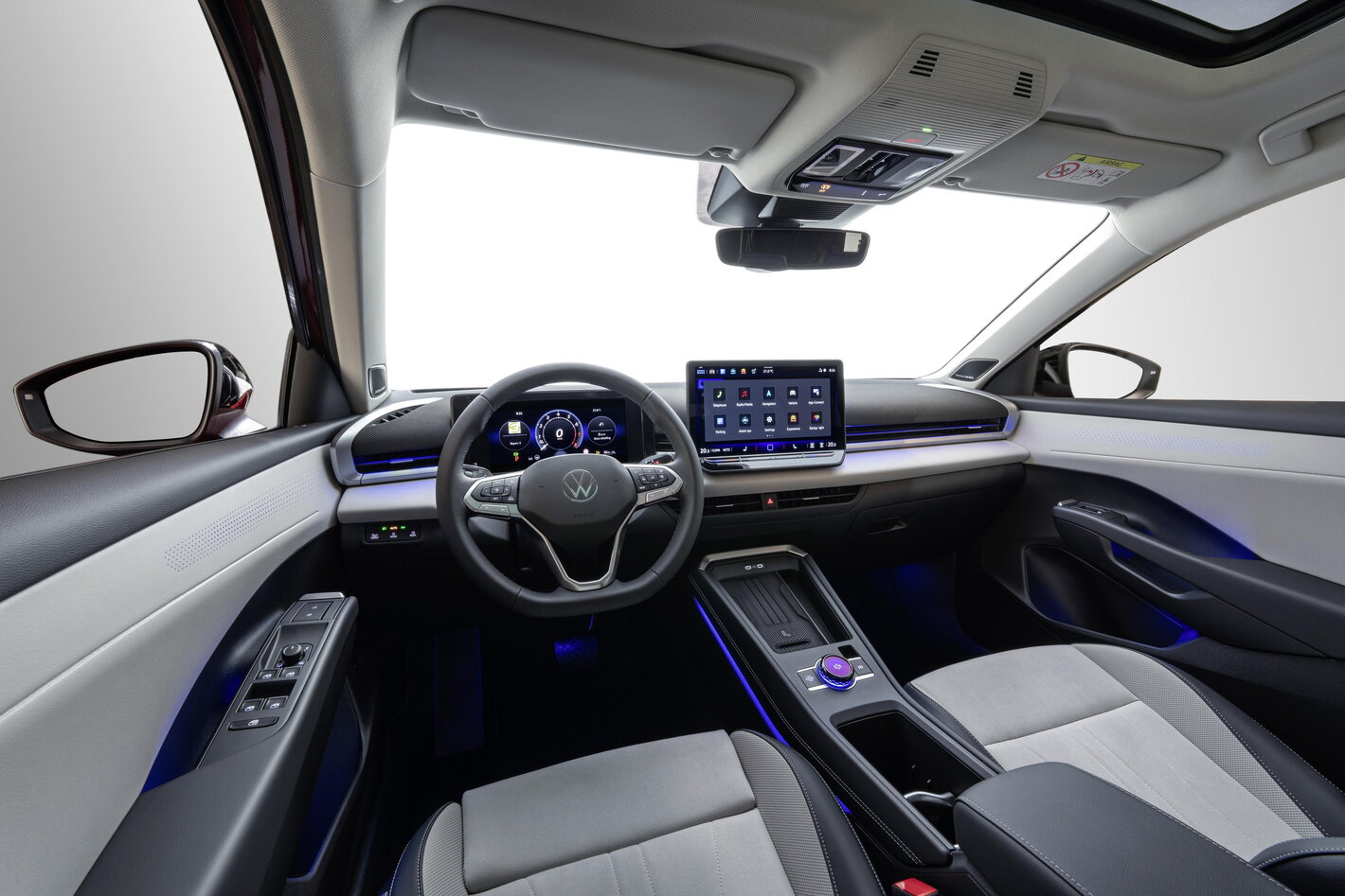 Interieur van de Volkswagen T-Roc met panoramisch dak en digitaal dashboard.