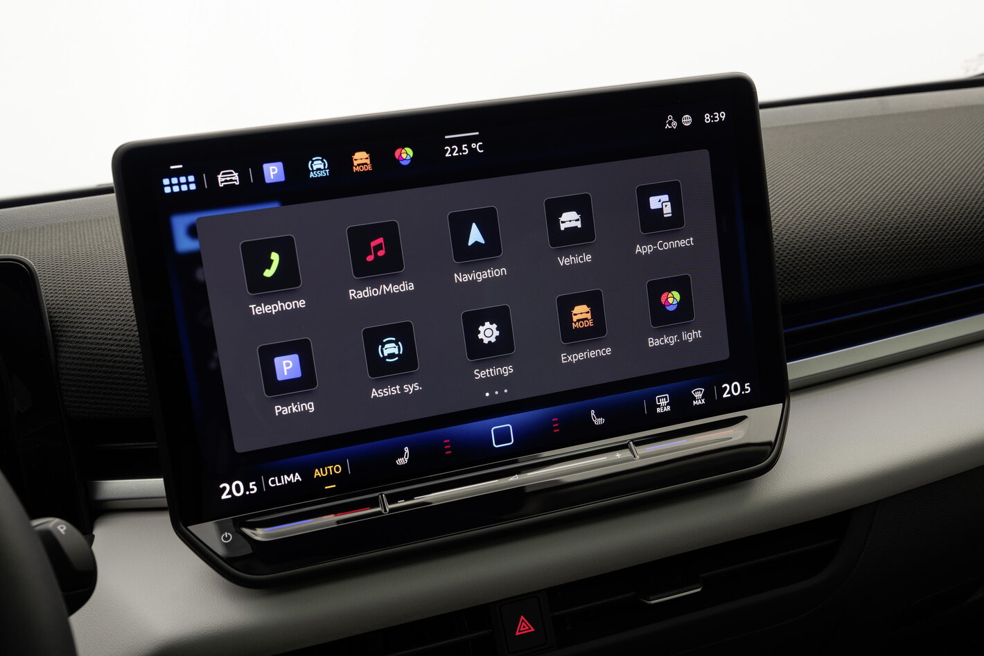 Infotainmentscherm van de Volkswagen T-Roc met diverse apps en functies.