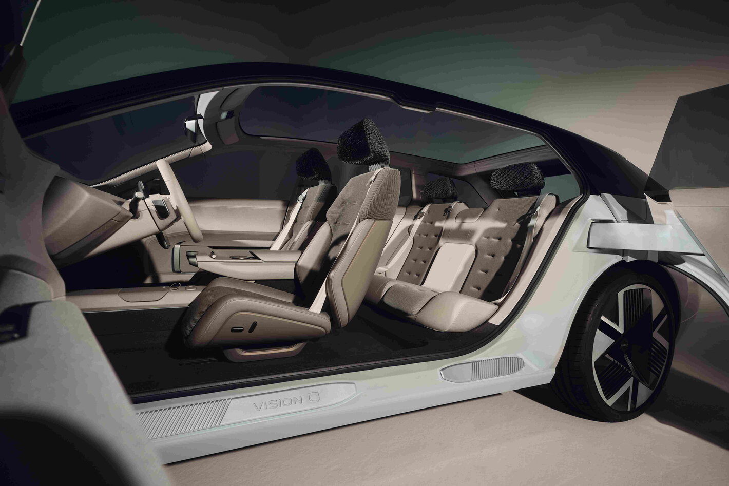 Skoda Vision O interieur, Vision O concept met ruime beige stoelen en glazen dak.