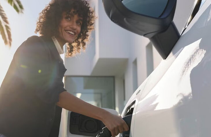 saloncondities 2026 Audi vrouw laadt elektrische of hybride wagen