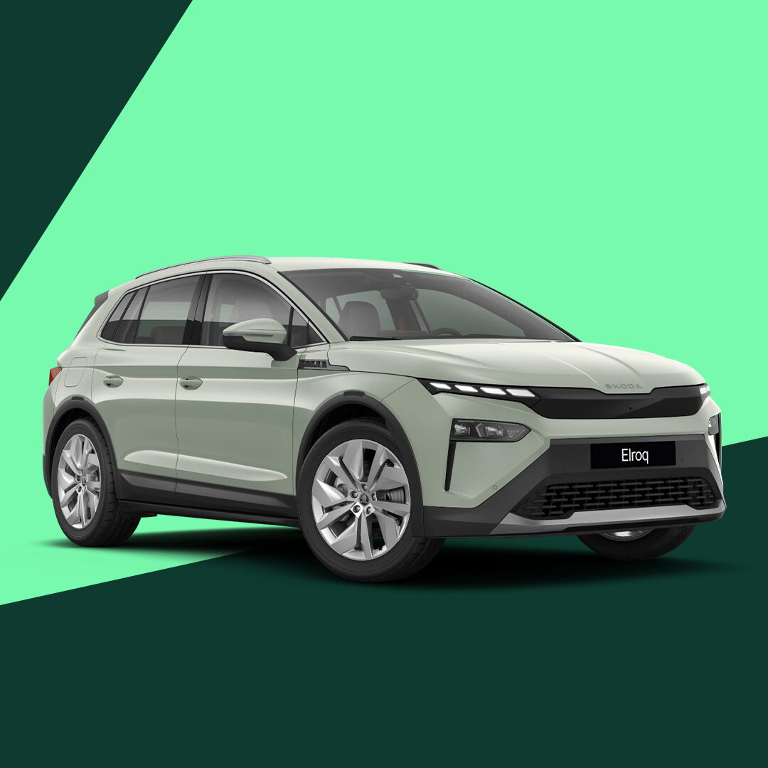 Skoda Elroq in vooraanzicht op een groene en donker­groene grafische achtergrond