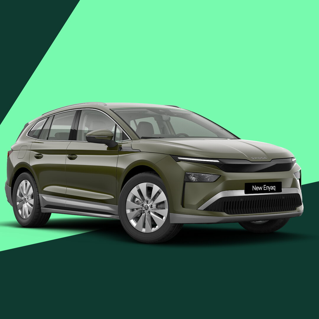 Skoda Enyaq in vooraanzicht op een groene en donker­groene grafische achtergrond