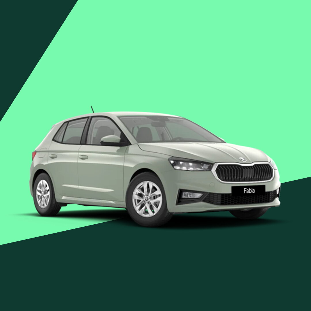 Skoda Fabia in vooraanzicht op een groene en donker­groene grafische achtergrond
