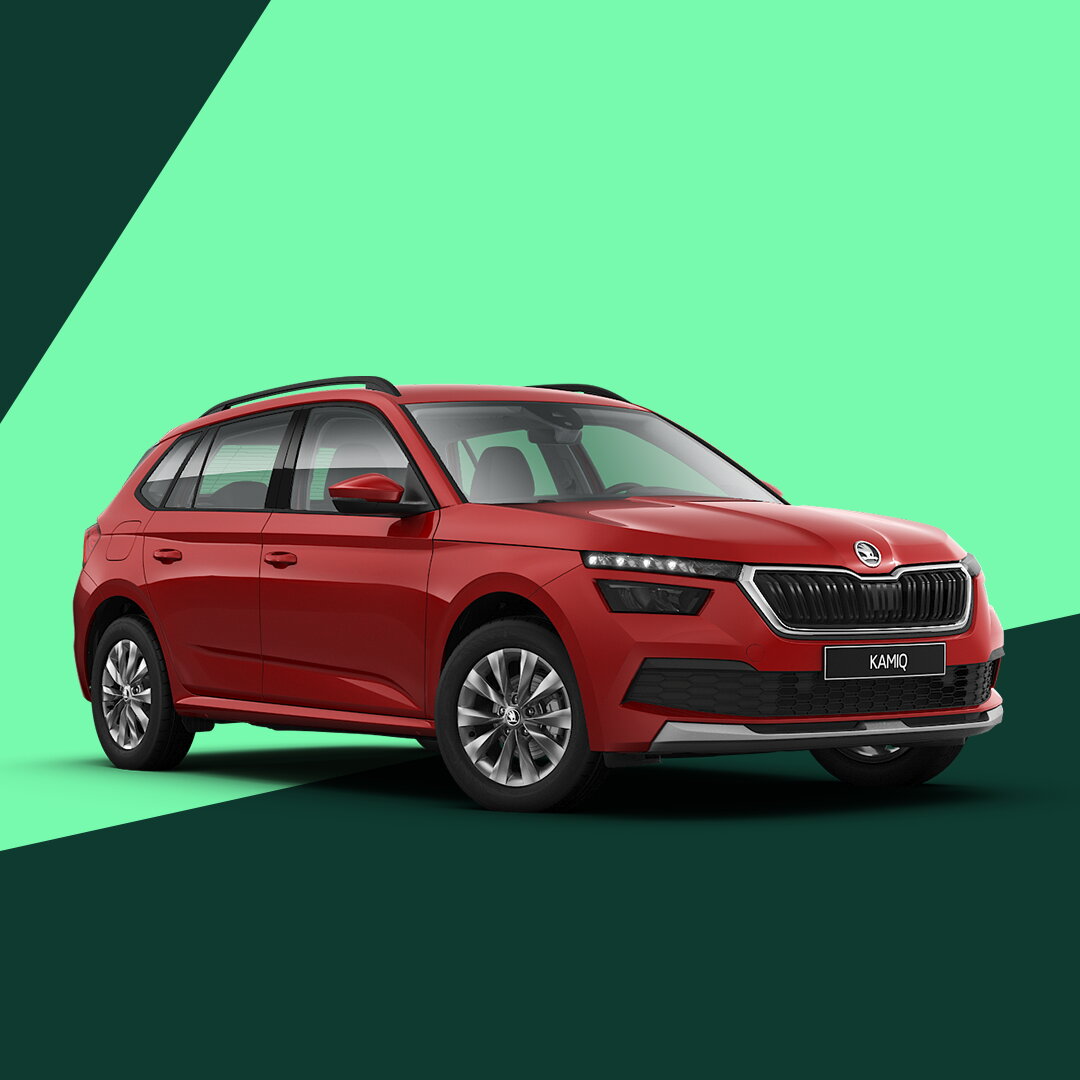 Skoda Kamiq in vooraanzicht op een groene en donker­groene grafische achtergrond