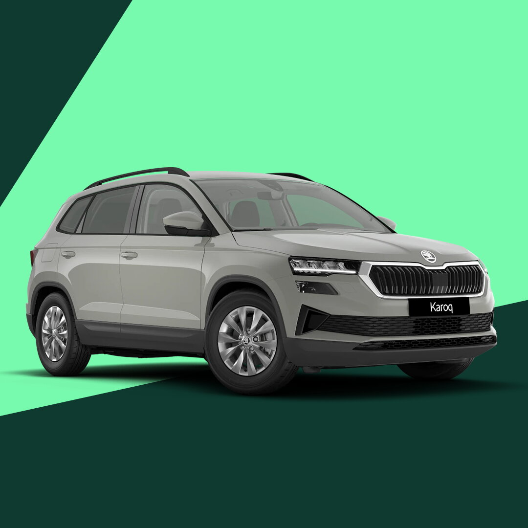 Skoda Karoq in vooraanzicht op een groene en donker­groene grafische achtergrond