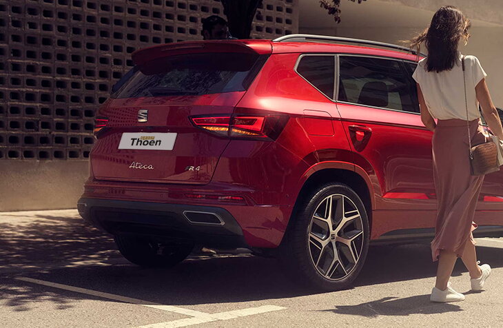 Seat Ateca rood met vrouw 