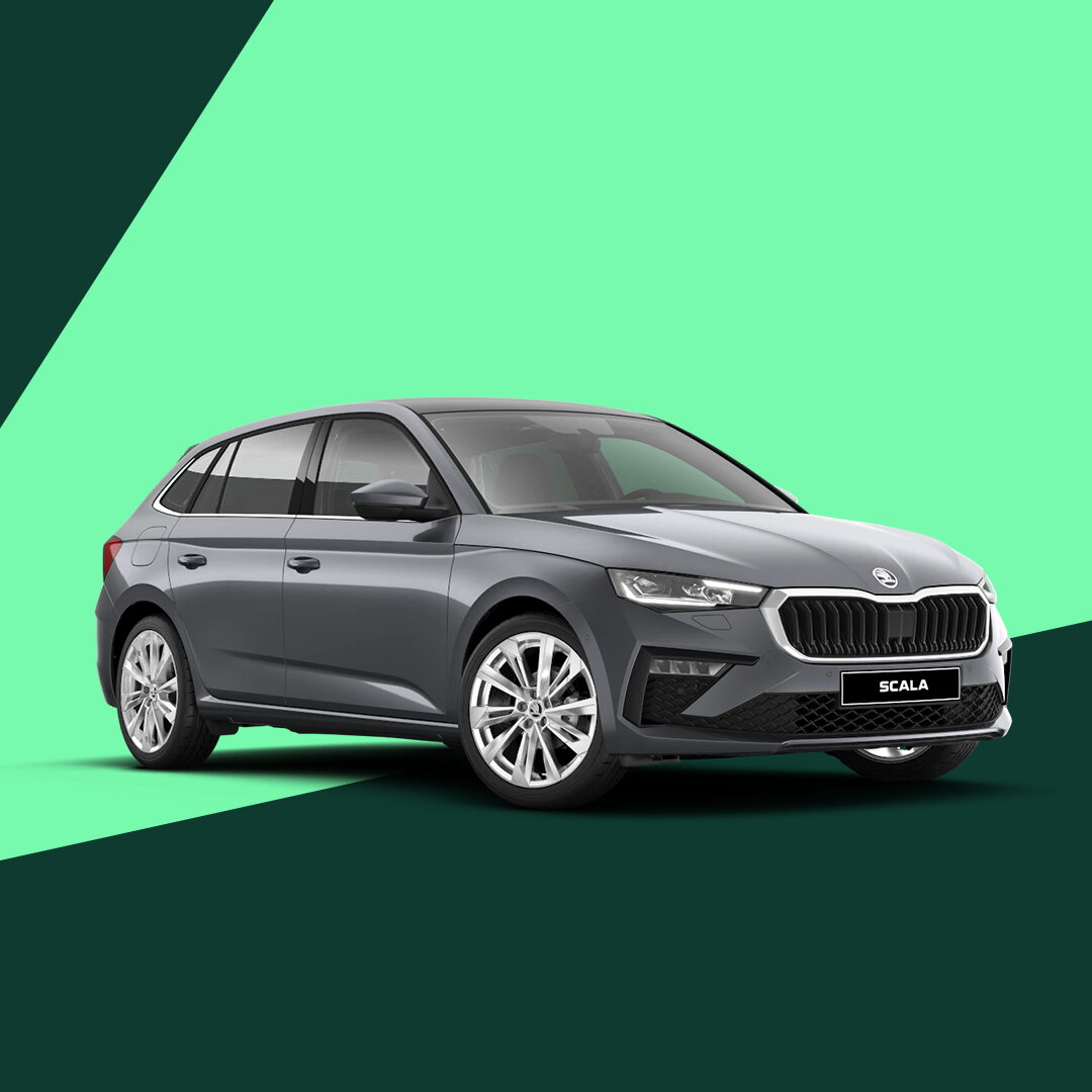 Skoda Scala in vooraanzicht op een groene en donker­groene grafische achtergrond