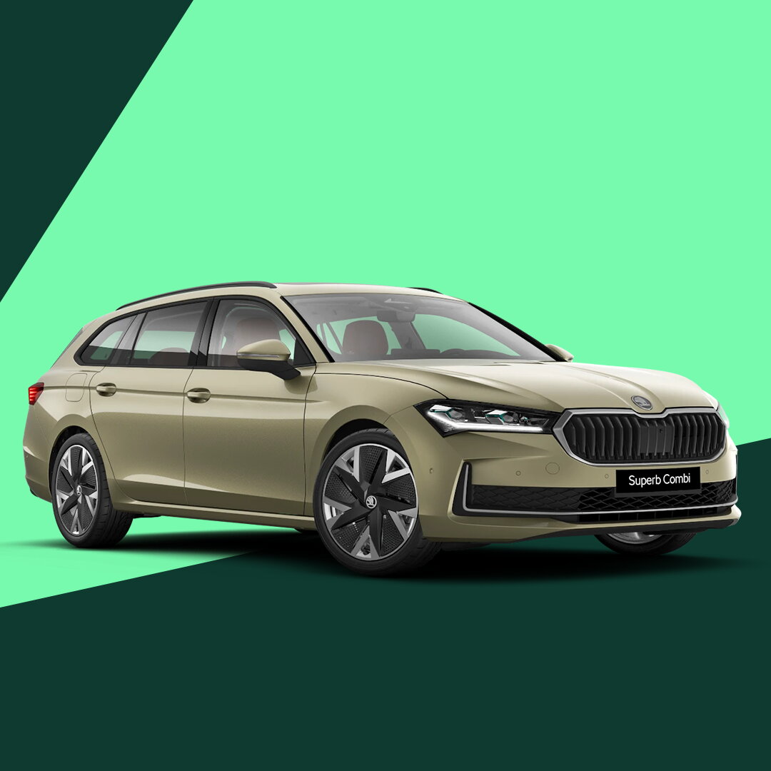 Skoda Superb in vooraanzicht op een groene en donker­groene grafische achtergrond