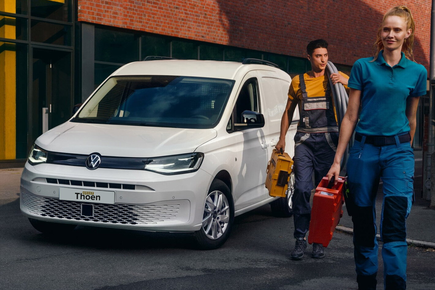 Volkswagen caddy cargo met 2 arbeiders die weg wandelen van wagen