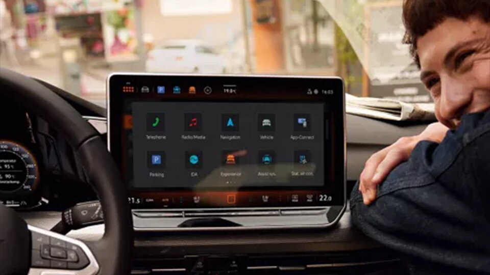 Volkswagen saloncondities lachende man interieur golf 