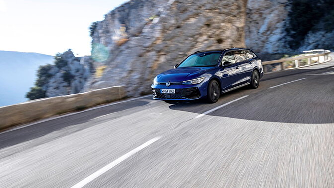 Volkswagen Passat Blauw r-Line action shot bergpas