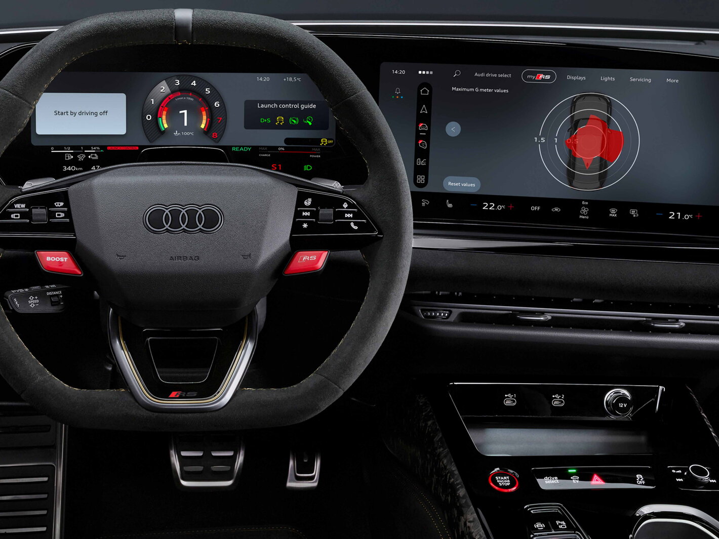 Interieur van de Audi RS5 met digitaal Virtual Cockpit display, RS sportstuur met rode RS knop en groot MMI touchscreen met Audi Drive Select en performance weergave.