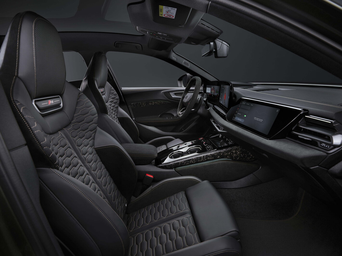 Het premium interieur van de nieuwe Audi RS5, met zicht op de RS-sportstoelen en digitale schermen.