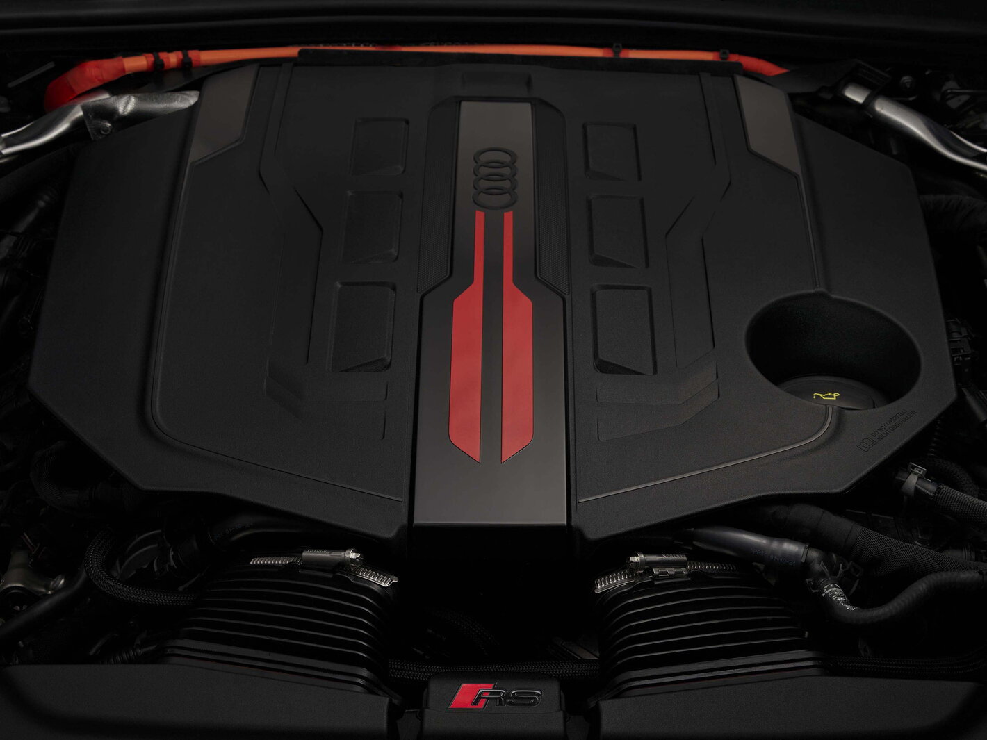 Het krachtige plug-in hybride motorblok van de nieuwe Audi RS5, voorzien van rode accenten.