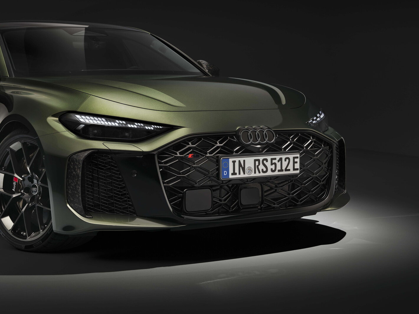 Detailopname van de grote luchtinlaten en voorbumper van de donkergroene Audi RS5.