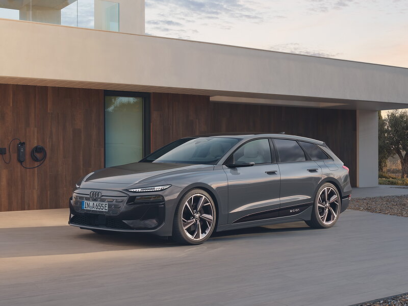 Audi A6 avant e-tron grijs bij villa