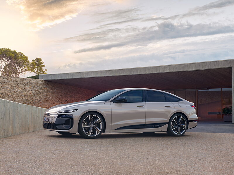 Audi A6 e-tron wit aan villa bij zonsondergang