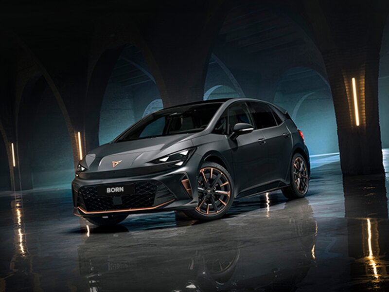 Cupra Born grijs met koperen accenten in verlichte kelder