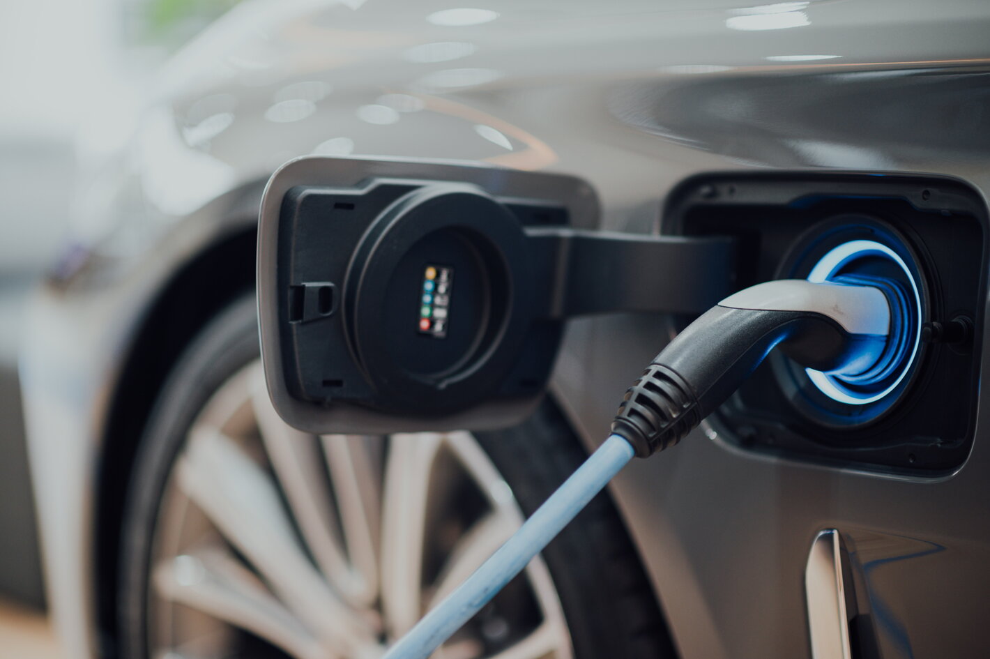 close-up van een elektrische wagen die aan het laden is