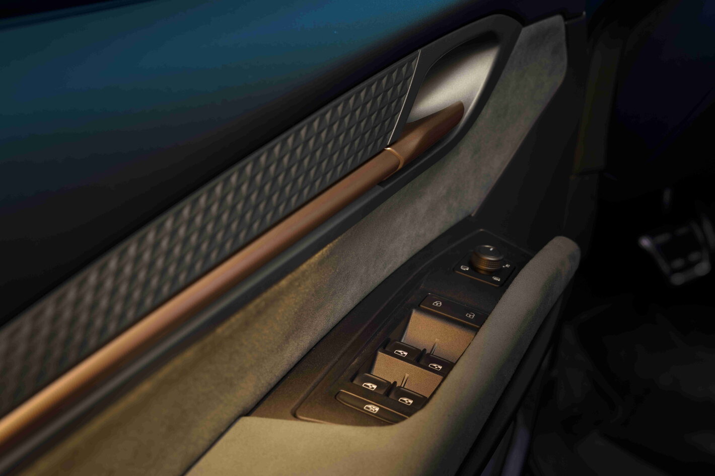 Cupra Born interieur met deurpaneel, bronzen handgreep en raambediening details voor een luxe uitstraling.